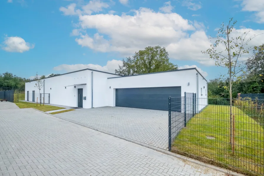  - Haus kaufen in Pirmasens - Erstbezug: Luxuriöser Bungalow in modernem Wohnpark mit großer Garage und Garten