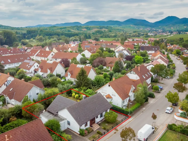  - Haus kaufen in LD-Godramstein - Zeitloser Winkelbungalow mit großer Sonnenterrasse und Garten in bevorzugter Lage