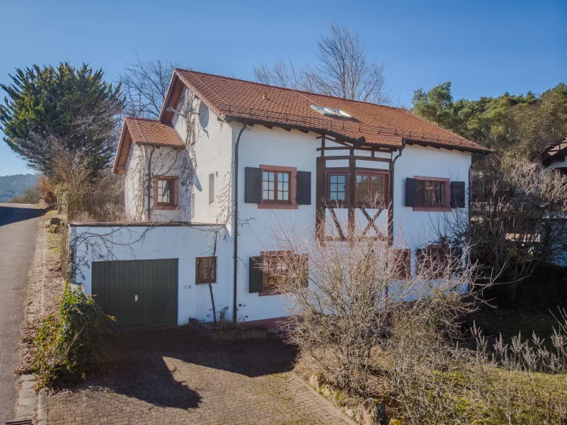  - Haus kaufen in Gleiszellen-Gleishorbach - Stilvolles Landhaus in ruhiger Waldrandlage mit Blick in die Rheinebene und großem Garten