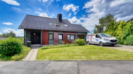 Ansicht - Haus kaufen in Clausthal-Zellerfeld - Ein- bis Zweifamilienhaus mit zwei Garagen und toller Aussicht