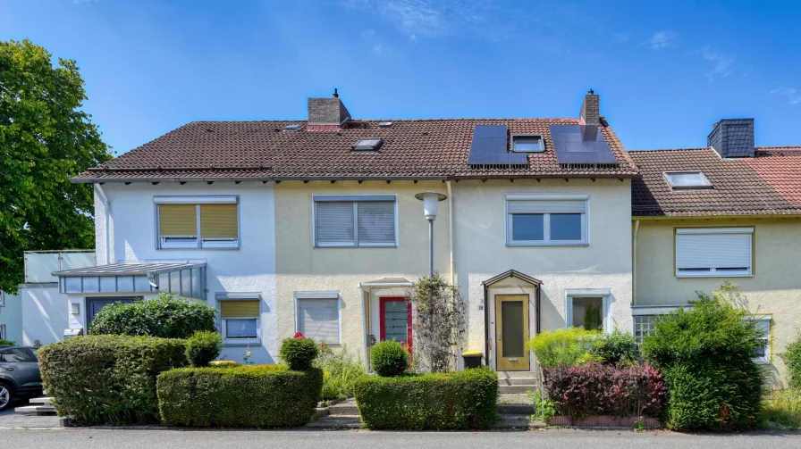 Ansicht - Haus kaufen in Goslar / Georgenberg - Reihenmittelhaus mit PV-Anlage 5.9 kWp und Garage