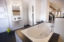 Badezimmer mit großer Badewanne mit Whirlfunktion