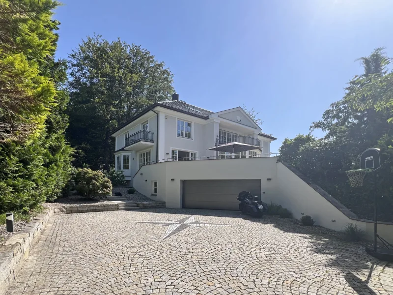 Ansicht Villa mit Zufahrt Garage