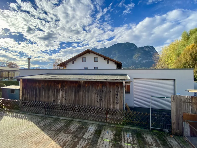 Ostseite der Halle mit Anbau und Tor