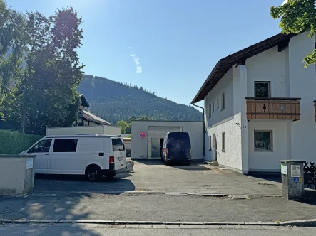 Stellfläche (neue Asphaltierung bei Einzug des Mieters) - Haus mieten in Garmisch-Partenkirchen - Beheizte Lagerhalle mit Büro, Anbau und Stellfläche