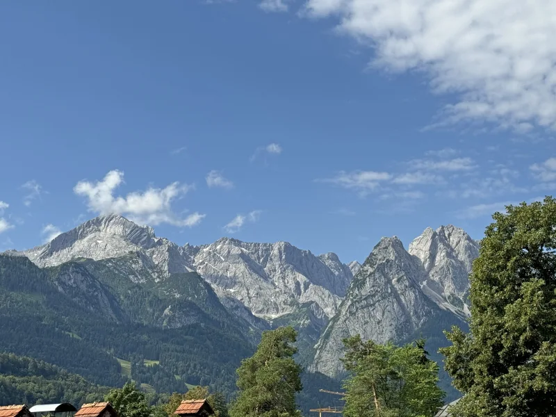 Aussicht Süd/Westbalkon - Wohnung kaufen in Garmisch-Partenkirchen - Ruhige 3-Zimmer Wohnung mit Bergblick