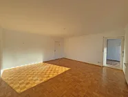 Wohnzimmer mit Balkonzugang