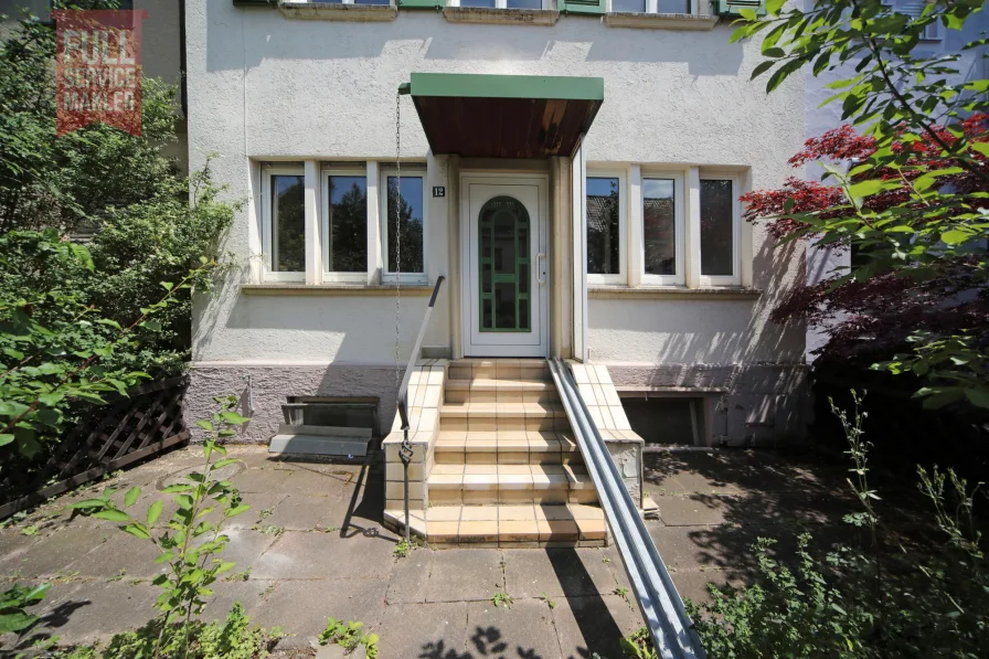 Hauseingang - Haus kaufen in Stuttgart - Renovierungsbedürftiges Reihenmittelhaus in Stuttgart-Feuerbach mit Ausbaupotenzial im DG