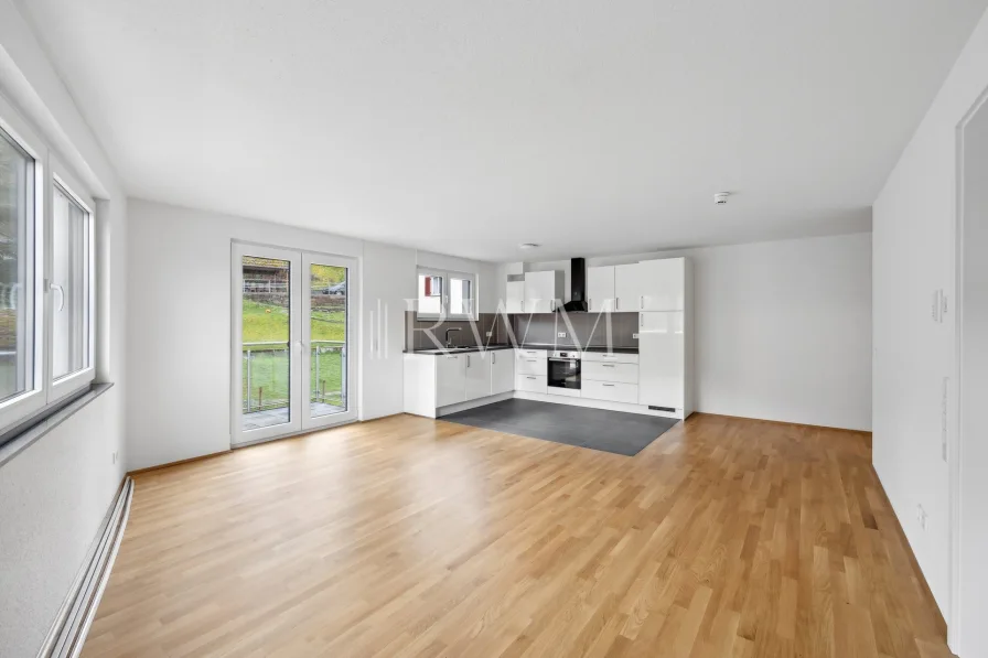 Wohnzimmer - Wohnung kaufen in Altensteig - Hochwertige 2-Zimmer-Neubauwohnung mit Balkon und Duplex-Stellplatz in Altensteig - Leerstehend -