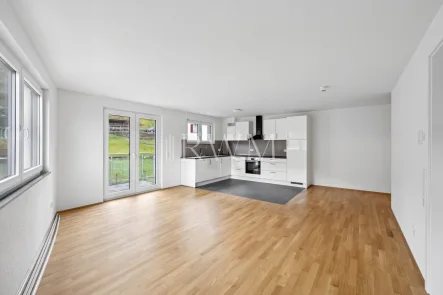 Wohnzimmer - Wohnung kaufen in Altensteig - Hochwertige 2-Zimmer-Neubauwohnung mit Balkon + Duplex-Stellplatz in bester Lage von Altensteig