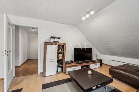 Wohnzimmer - Wohnung kaufen in Stuttgart-Ost - Schöne 2-Zimmer-Wohnung mit Balkon am grünen Ortsrand von Stuttgart-Gablenberg