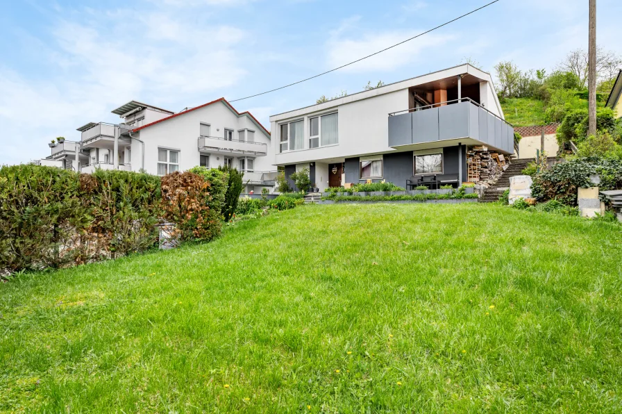 Außenansicht - Haus kaufen in Reutlingen-Sondelfingen - Zweifamilienhaus mit schönem Garten und Garage