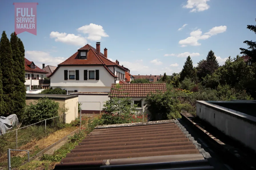 EG: Aussicht zum Garten und Garage