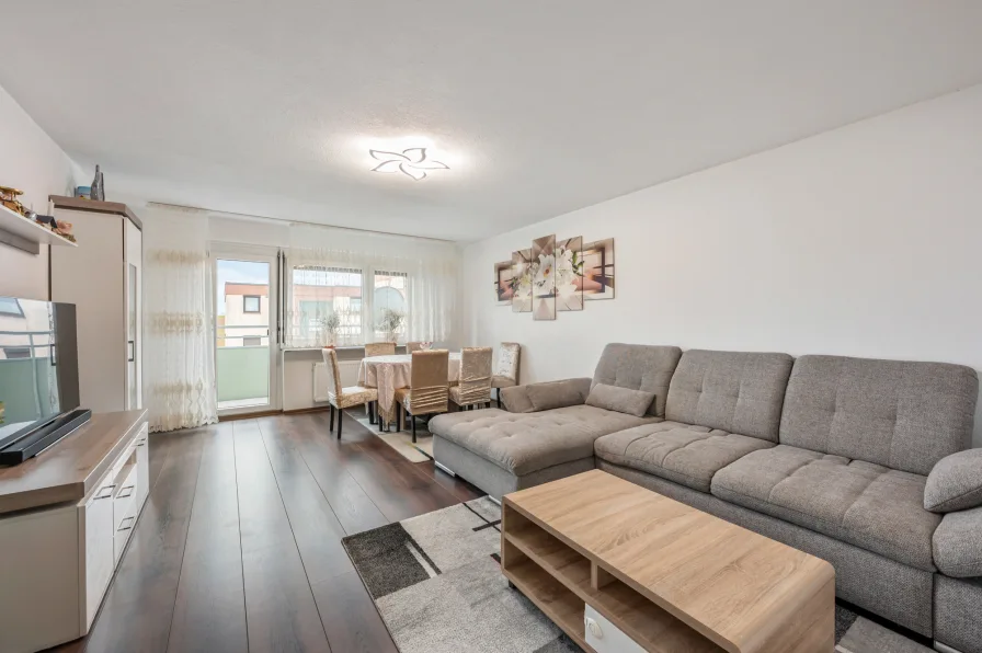 Wohnzimmer mit Balkonzugang - Wohnung kaufen in Eberdingen-Hochdorf - Helle 3-Zimmer-Wohnung mit Balkon und eigenem Stellplatz