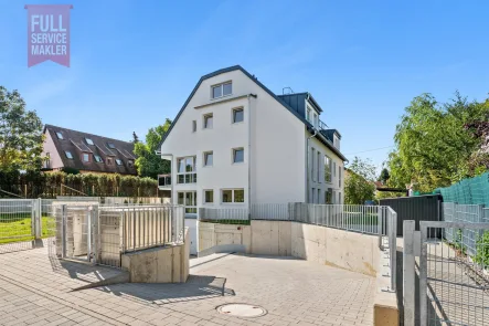 Tiefgarageneinfahrt - Wohnung kaufen in Leinfelden-Echterdingen - Außergewöhnliche & neuwertige 5-Zimmer-Maisonette-Wohnung mit Balkon & Stellplatz in Leinfelden