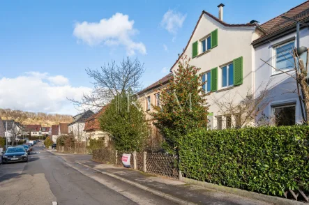 Ansicht Nachbarschaft - Haus kaufen in Stuttgart - Renovierungsbedürftiges Reihenmittelhaus in Stuttgart-Feuerbach mit Ausbaupotenzial im Dachgeschoss