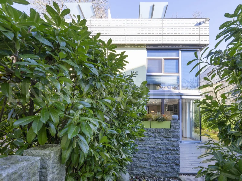  - Haus kaufen in München - ENGEL & VÖLKERS  - Doppelhaushälfte im Bauhausstil – in ruhiger Lage mit Blick ins Grüne (Biotop)