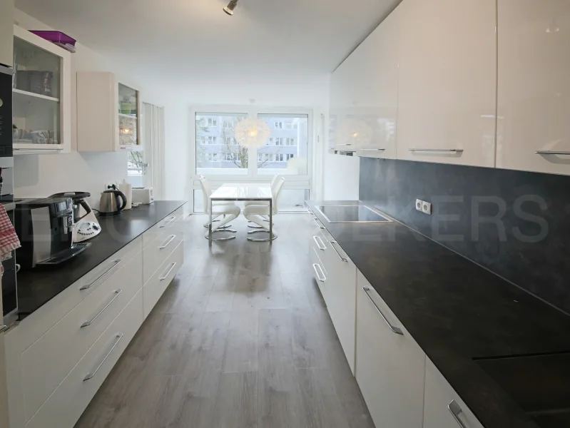 Küche mit Blick zum Essbereich - Wohnung kaufen in München - ENGEL & VÖLKERS - Preis-Leistungs-Sieger in Neuperlach - Kernsanierte 3-Zimmer-Wohnung