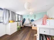 Großes, gemütliches Kinderzimmer in Ostausrichtung