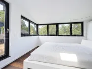 Master Bedroom mit Dachterrassenzugang und Bad en suite