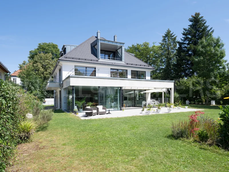 Aussenansicht - Haus kaufen in Haar - Moderne große Stadthaus-Villa auf Traumgrundstück