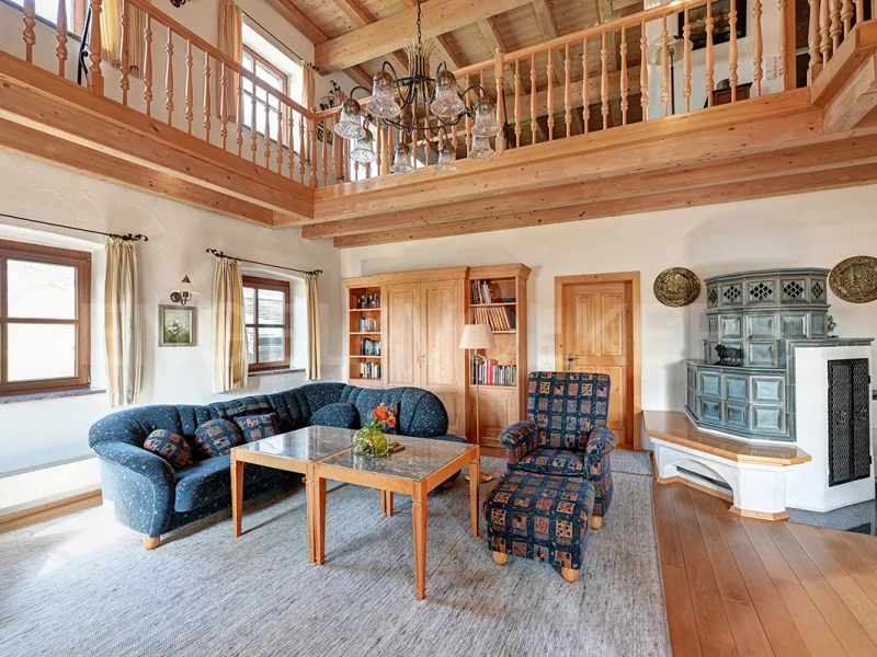 Wohnzimmer mit Galerie (ausgebaute Tenne) - Haus kaufen in Schnaitsee - Bichl - Ländlicher Charme: Bauernhaus-Romantik in den Voralpen