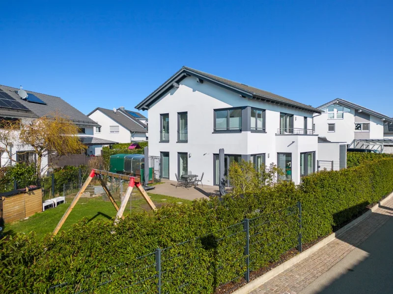 Außenansicht - Haus kaufen in Eriskirch - Modernes Einfamilienhaus in familienfreundlicher Lage