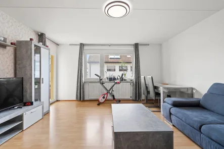 Wohnzimmer - Wohnung kaufen in Friedrichshafen - *RESERVIERT* Vermietete Kapitalanlage in zentraler Lage mit Potenzial