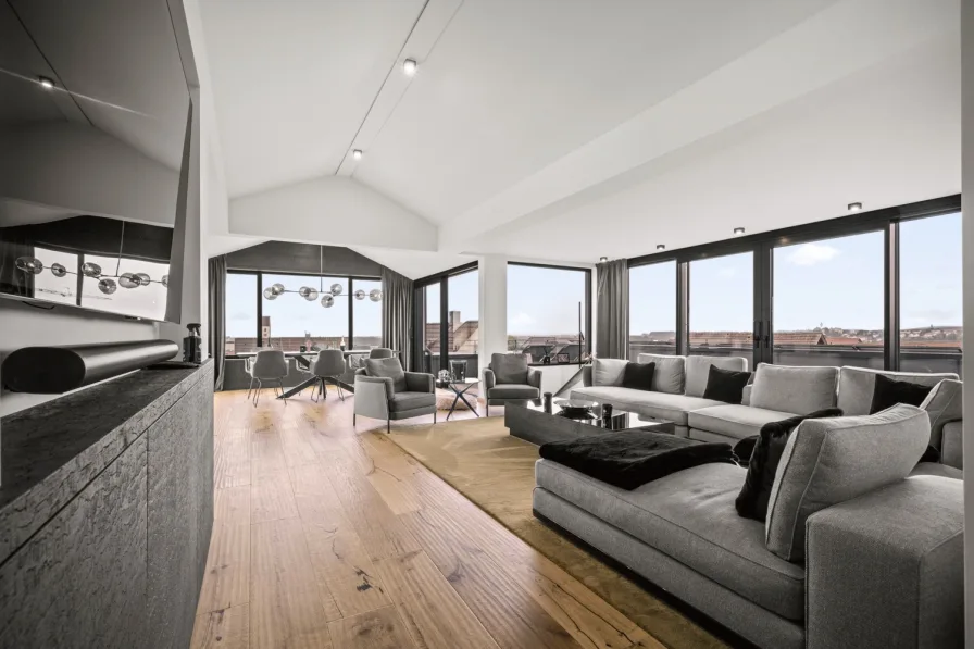 Wohn-/Essbereich - Wohnung kaufen in Friedrichshafen - Luxuriöses Penthouse über den Dächern mit Blick auf See und Berge