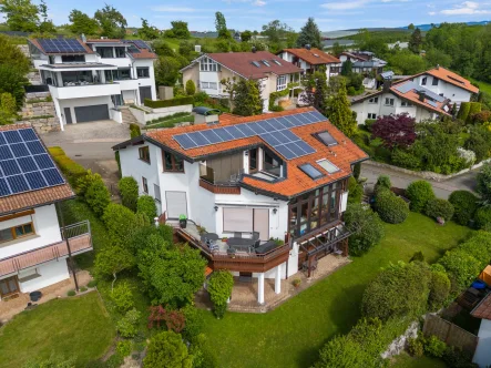 Westansicht von oben - Haus kaufen in Kressbronn - Einfamilienhaus mit Weitblick und Einliegerwohnung