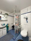 Barrierefreies Badezimmer mit Waschmaschinenanschluss