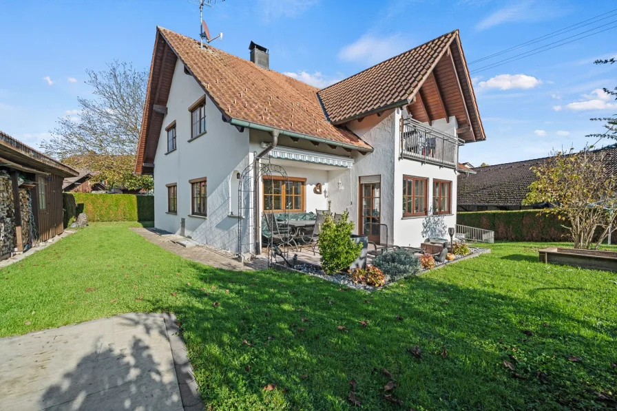 Außenansicht - Haus kaufen in Tettnang - Vielfältige Möglichkeiten: Großes Einfamilienhaus (aktuell 2 Wohneinheiten) mit sep. Einliegerwohnung in idyllischer Lage