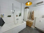 Hauptbad mit Badewanne und WC