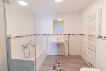 Badezimmer mit Dusche, Badewanne und WC