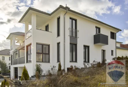 Süd-Ost - Haus kaufen in Wemding - Mit Blick über die Stadt. Moderne Doppelhaushälfte in Top-Lage.