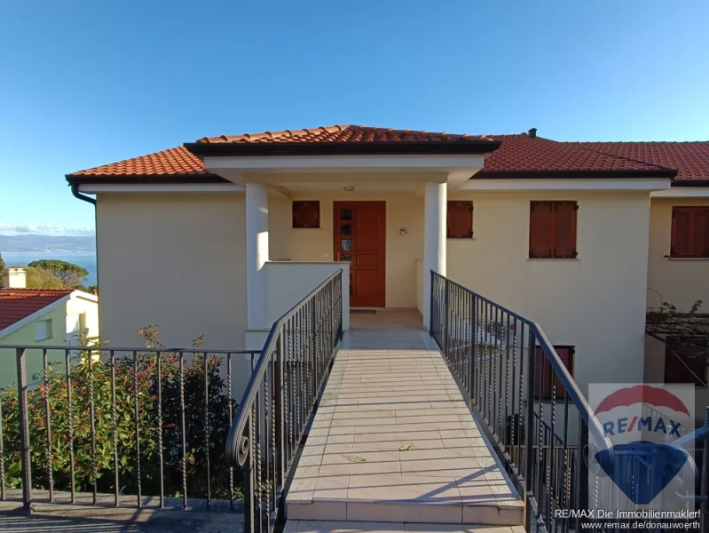 wunderschöner Eingang  - Wohnung kaufen in Lovran - TOP LAGE MIT MEERBLICK UND POOL IN LOVRAN