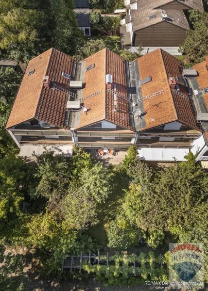 Blick von der Gartenseite auf die Front mit Terrasse und Südbalkons