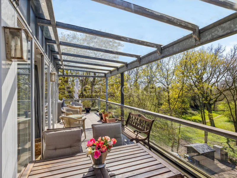 großer, teilweise überdachter Balkon - Wohnung kaufen in Hamburg - Großzügige 5 Zimmerwohnung mit Dachterrasse