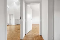 Blick vom Flur ins Wohnzimmer und Zimmer 2