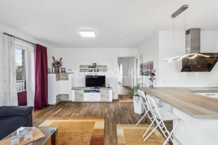 Wohnzimmer mit offener Küche  - Wohnung kaufen in Hamburg - Einziehen und die Sonne genießen - Moderne Penthouse Wohnung mit zwei Dachterrassen