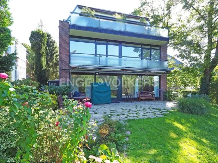 Aussenansicht mit Garten und Terrasse  - Wohnung mieten in Hamburg - Modernisierte 5-Zimmer-Wohnung mit großzügigem Garten in begehrter Lage