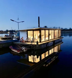 Titelbild Sportboot - Haus kaufen in Hamburg - Hochwertiges Hausboot: Ihr schwimmendes Zuhause auf dem Wasser