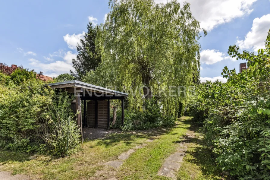 Carport und Zufahrt