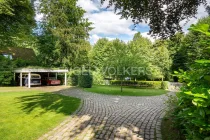 Vorderer Garten mit Zufahrt und Doppelcarport