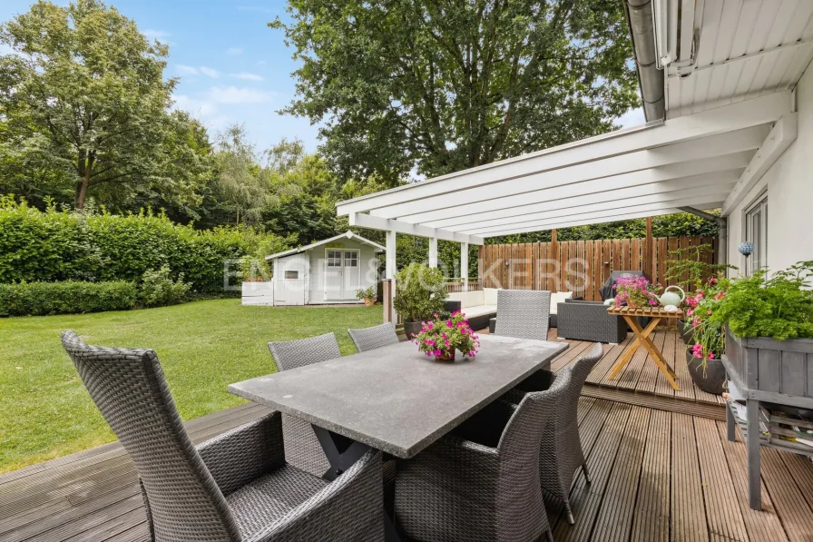 Terrasse mit Blick in den Garten