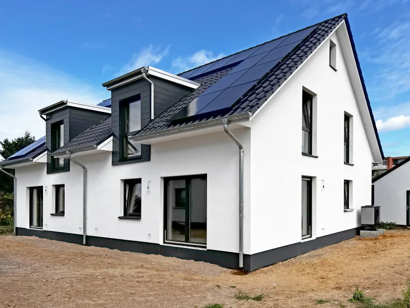 Terrassenseite - Haus kaufen in Kaltenkirchen - Fast fertig! Neubau-Doppelhaushälfte im Herzen von Kaltenkirchen