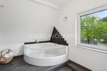 ...Dusche und einer modernen Eckbadewanne