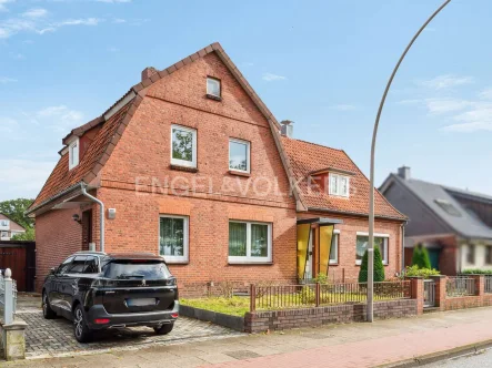 Straßenansicht - Haus kaufen in Geesthacht - Charmant, teilsaniert, mit großem Grundstück - DHH in Geesthacht sucht neuen Eigentümer!