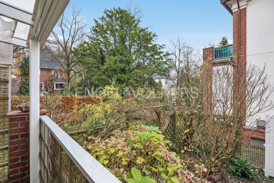 Blick von der Terrasse in den Garten