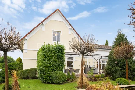 Außenansicht - Haus kaufen in Barsbüttel - Traum-Villa mit authentischem Altbau-Flair in zeitgemäß modernisierten Mauern